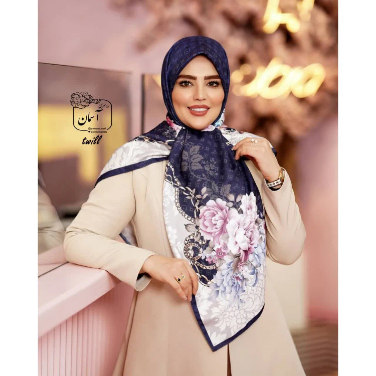 روسری مجلسی ساتن ابریشم طرح ساناز قواره 140 سانتیمتر دور دوخت